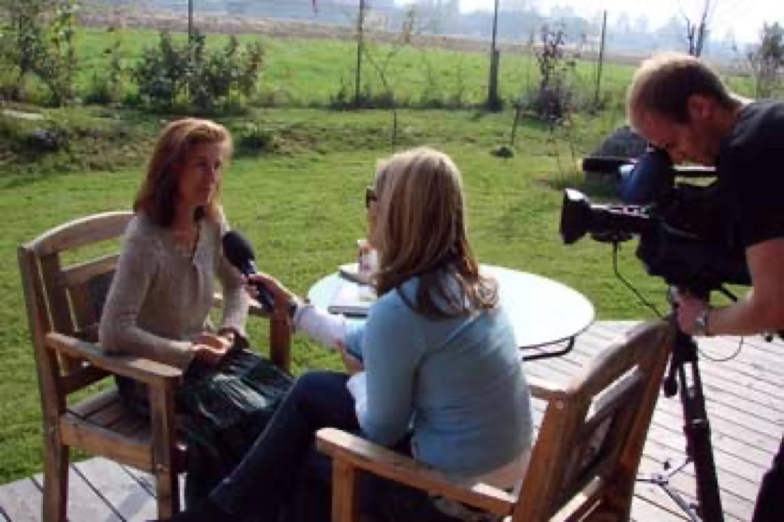 Foto Dreharbeiten für Bericht über Rückführungsexpertin Ursula Demarmels in Living Room Klient: Franz KAISER, Moderatorin: Kathi WÖRNDL Sendestation: Salzburg-TV, 2006